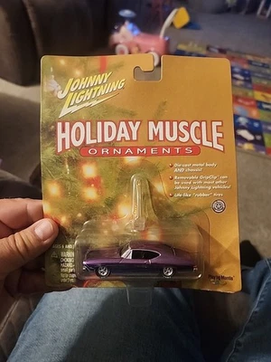 Фиолетовые праздничные украшения Chevy Chevelle 1968 года Johnny Lightning Muscle - Изображение 1 из 4