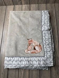 Lämmer & Efeu Fuchs & Baby weiche Plüschdecke mit bedrucktem Rand - Bild 1 von 3