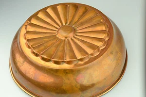 VINTAGE ROUND COPPER 9 INCH MOLD FROM ITALY WITH FLUTED FLOWER DESIGN - Bild 1 von 8