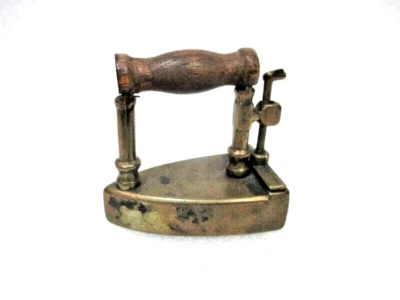 Petit fer à repasser en laiton, presse papier - Photo 1/4