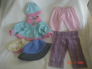 KLEINES KONVOLUT Vintage VERSCHIEDENE GRÖßEN PUPPENKLEIDUNG Oberteil mit Mütze, 2 Hosen, Mütze, Stirnband - Bild 1 von 11