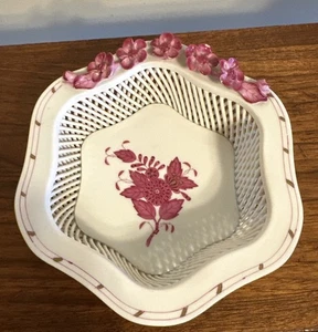 Plato tejido abierto de porcelana Herend de 6” - ramo chino frambuesa aplicada floral - Imagen 1 de 9