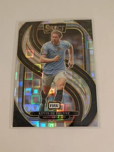 Kevin De Bruyne 2024-25 Seleziona FIFA Calcio Pandora Prizm Card #124 Mezzanino  - Foto 1 di 2