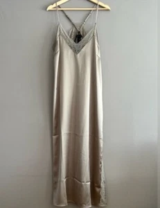 Vestido Revolve House of Harlow 1960 Encaje Ribete Cami Sin Mangas Ranura Alta Satén Desnudo L - Imagen 1 de 12