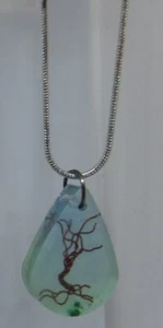 E064 Baum des Lebens in Tränenharz ca. 1"" mit 9"" Kette - Bild 1 von 3