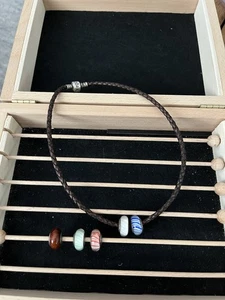 Pandora Armband Leder Braun Silber Mit 5 Charms Glas Und Aufbewahrungsbox - Bild 1 von 5
