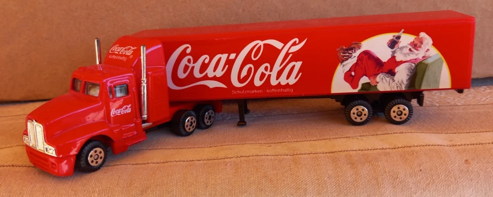 Camion a Rimorchio Trattore e Semirimorchio Coca Cola Babbo Natale scala H0 1/87 - Immagine 1 di 4