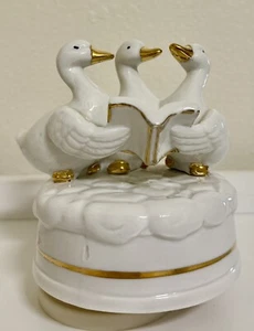 Weihnachtsspieluhr Gänse spielt "Am ersten Weihnachtstag" drehbare Spieluhr - Bild 1 von 4