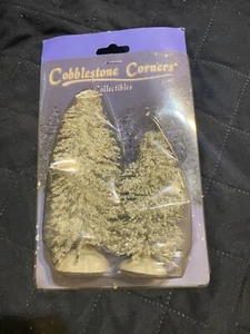 Kopfsteinpflaster Ecken Sammlerstücke beflockte Bäume Weihnachtsdorf Zubehör - Bild 1 von 2