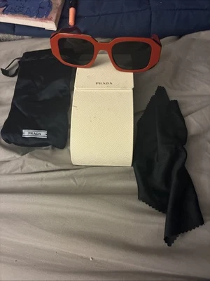 Gafas de sol Prada Pr 17ws color borgoña con estuche bolsa acolchada y tela Foto 1 de 4