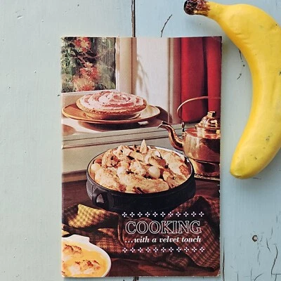 Folleto de recetas vintage de claveles para cocinar leche evaporada con el toque de terciopelo Foto 1 de 4