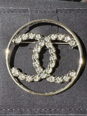 CHANEL 2019P TONO DORADO CC LOGO CRISTALES BLANCOS BROCHE REDONDO GRANDE PRENDEDOR ENCANTO NUEVO EN CAJA Foto 1 de 4