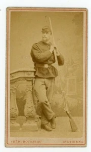 PHOTO CDV c.1870 Chéri Rousseau à St Etienne, un militaire pose avec un fusil - Imagen 1 de 2