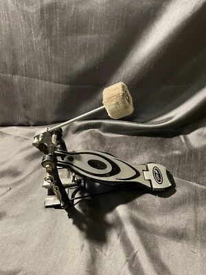 Pedal de patada de un solo tambor Stagg barato funcionando Foto 1 de 4