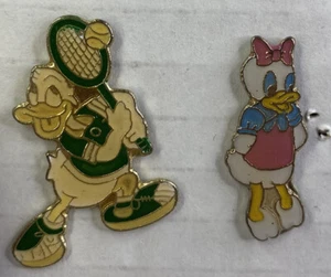 Vintage Menge 2 Daffy & Daisy the Ducks Trading Pins oder Krawattenhefte - Bild 1 von 1