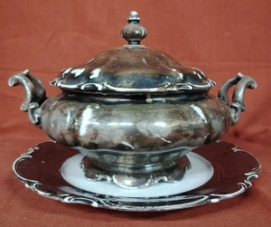 Bellissimo set composto da zuppiera e un piatto in ceramica policroma firmato - Foto 1 di 15