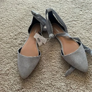 NWT Old Navy Blue & White Chambray Stripe Lace Up D'Orsay Flats Women's Size 8 - Picture 1 of 13