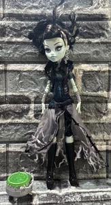 Monster High Frankie Stein Ghouls Rule Modepuppe + Zubehör - Bild 1 von 6