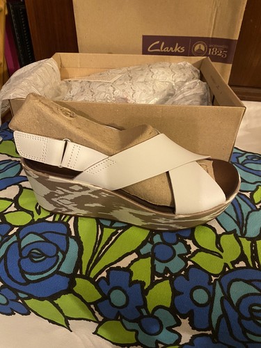 Sandali Clarks in pelle con zeppa a fascia incrociata Stasha Hale bianchi taglia 8
