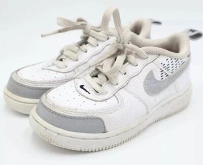 Tênis Nike Youth Under Construction Air Force 1 LV8 tamanho 9C branco cinza 9 criança - Imagem 1 de 4