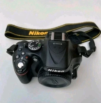 Nikon D5200 mit Nikon DX VR 55–200mm Objektiv, Nur 7300 Shutter, Top - Bild 1 von 4