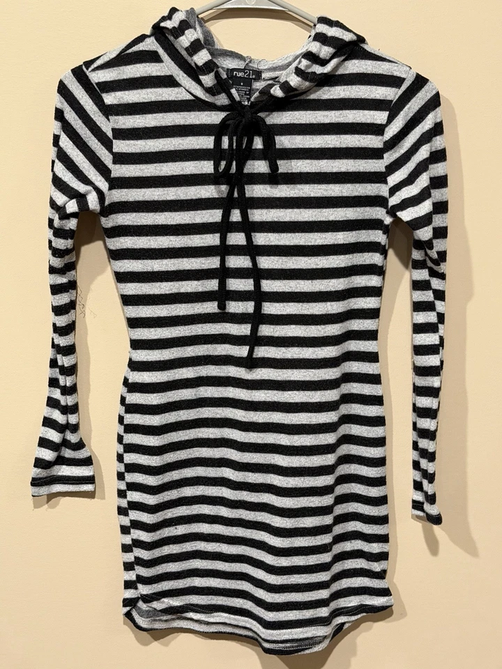 Rue21 Vestido Sudadera con Capucha Manga Larga Rayas Blanco y Negro. Pre-amado talla pequeño Foto 1 de 3