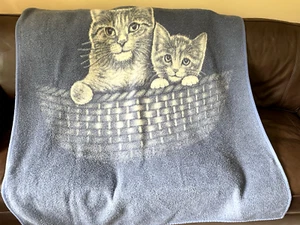 Coperta vintage Biederlack gattini nel cestino reversibile blu/beige 50"x72" - Foto 1 di 7
