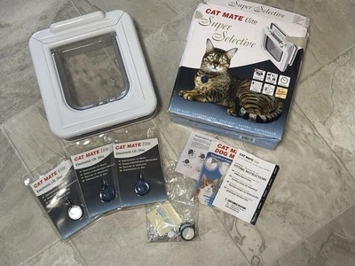 Solapa de puerta de microchip Cat Mate Elite con discos de identificación electrónica adicionales - Caja abierta Foto 1 de 2