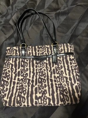 Bolso de hombro Coach Ocelot negro y beige con estampado de leopardo de nailon Foto 1 de 4