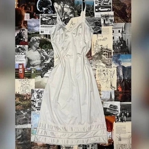 Zierliches weißes Schlupfkleid seidig - Bild 1 von 4