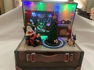 AVON Weihnachtsspieluhr - "Besuch mit Weihnachtsmannszene" Neu im Karton - Bild 1 von 5