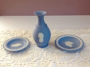Wedgwood Jasperware Angel Bud Vase White on Blue Plus (2) Bonus Trinket Dishes - Picture 1 of 11