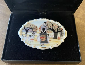 Prendedor/broche/colgante P. Buckley Moss Society 2003 "Bringing in the Apples" 5388 - Imagen 1 de 8