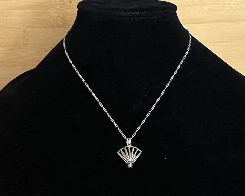 "Cáscara de almeja con colgante de collar de perlas con cadena de 16"" retorcida de oro blanco de 18 k GP" Foto 1 de 4