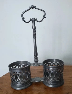 De colección Peltre Doble Botella Caddy Cruet Stand 9" Alto 7" A través de 2.5" Ea. Cir Italia Foto 1 de 4