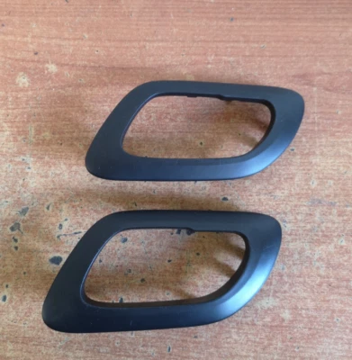 PEUGEOT 3008 2011 ACABAMENTO DA MAÇANETA DA PORTA DIANTEIRA OU TRASEIRA DO LADO DO PASSAGEIRO X2 9682518180 - Imagem 1 de 3