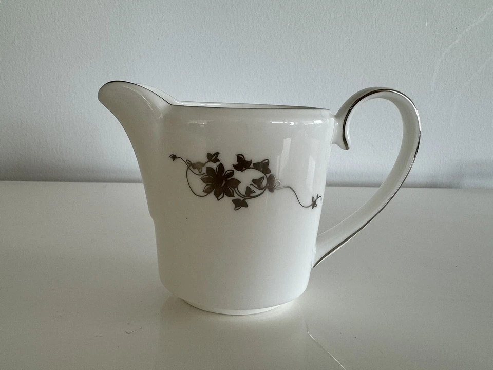 China de hueso crema platino Vera Wang Fleurs de Wedgwood NUEVA Foto 1 de 3