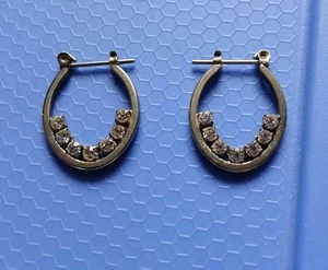 Set orecchini a cerchio con strass trasparenti a ferro di cavallo tono argento  - Foto 1 di 3