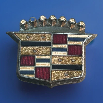 Orig 1963 64 65 CADILLAC ELDORADO & 60 SPECIAL FLEETWOOD 1/4 PAINEL CRISTA EMBLEMA - Imagem 1 de 4