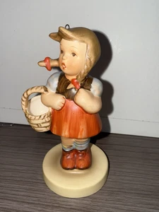 Figurina Schmid 1984 2a edizione di una statuetta di Bertha Hummel ragazza shopper - Foto 1 di 5