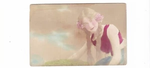 junges Mädchen geflochtene Haare Blumen vielleicht getönt Echtfoto Postkarte - Bild 1 von 2