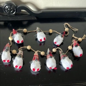 Gnomo da fienile in ceramica con ghirlanda cappello di flanella - Foto 1 di 6