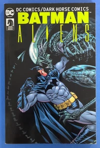 Batman vs Aliens TPB 2016 VF/NM DC Dark Horse Comics Combine Shipping - Picture 1 of 9