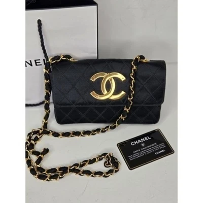 Bolso Chanel Negro Satinado Acolchado Solapa Vintage Años 80 Cadena Bolso de Hombro Dorado CC Foto 1 de 4