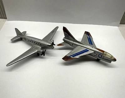 LTV A-7 Corsair II Avión Diecast Réplica Super Dyna-Flites A216 y 1994 DC-3 Foto 1 de 4