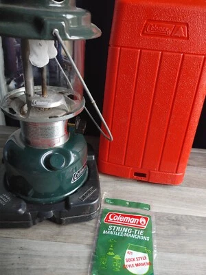 Linterna de camping verde Coleman Powerhouse 290A700 1989 vintage con estuche de transporte rojo Foto 1 de 4