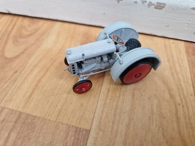 HACHETTE UNIVERSAL HOBBIES 1/43 CLASSIC 1922 FORDSON F INDUSTRIEL TRACTOR - Image 1 of 3