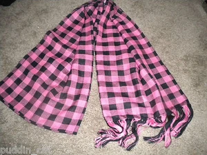Bufanda de mujer de poliéster tejido a cuadros rosa y negro con flecos 70"" x 20"" nueva con etiquetas - Imagen 1 de 1