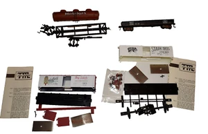 Konvolut 4 HO Güterwagen Bausatz AHM Zug Miniaturen unvollständig Beschreibung lesen - Bild 1 von 1