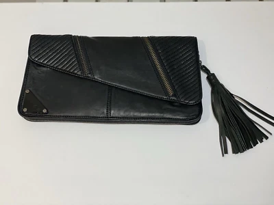 L.A.M.B. "Bolso clutch de cuero negro con borla de Gwen Stefani 12"" x 6,5""" Foto 1 de 4